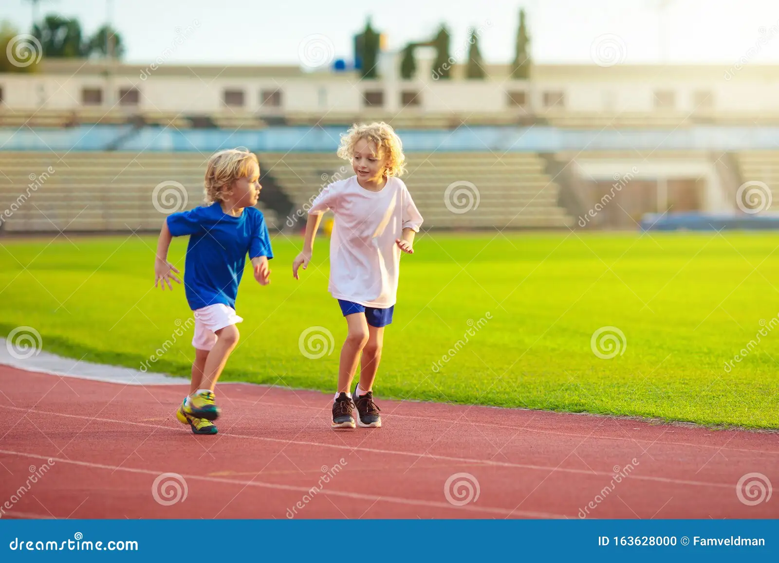 萨拉维亚：恩里克打造球队的方式非常出色，他尊重每一位球员